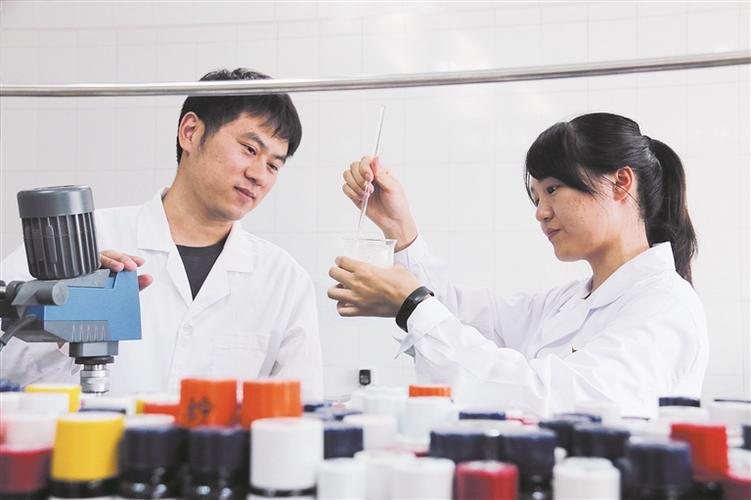 新疆天润生物科技股份有限公司研发实验室科研人员对初始产品进行性能