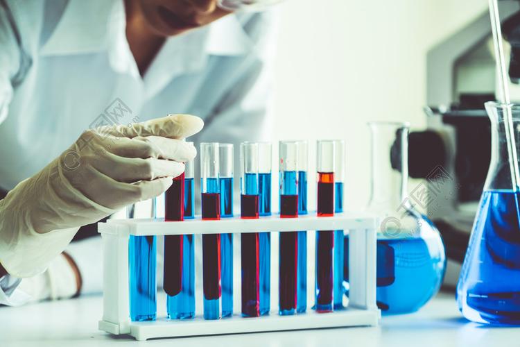 工作在实验室和审查在试管的女科学家生物化学样品科学技术研究开发的